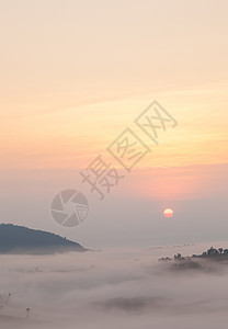 日出和烟雾散漫的山岳爬坡阳光季节国家太阳农村旅行森林植物环境图片