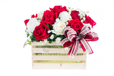 红玫瑰和白玫瑰 放在木篮子中 带美丽的丝带玫瑰婚礼绿色花朵红色庆典花瓣叶子花束植物图片