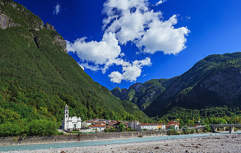 美丽的山脉风景旅行晴天全景教会蓝色地标旅游假期天空高山图片