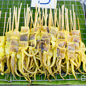 BBQ 夹在棍子上 烤烤黄油新鲜鱿鱼准备吃餐厅小吃食物炙烤海鲜胡椒美食沙拉营养柠檬图片