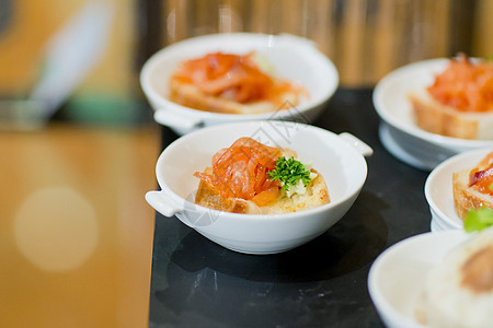 在自助餐上提供许多甜甜甜甜点餐厅四轮车食物奶油糕点桌子大杂烩蛋糕服务美食图片