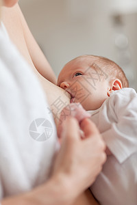 新生儿被乳液化图片