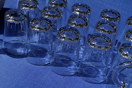 多玻璃杯器皿玻璃派对液体桌布瓶子反射蓝色饮料背景图片
