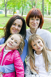 美丽的人女性女士女儿童年父母母亲白色孩子家庭女孩背景图片