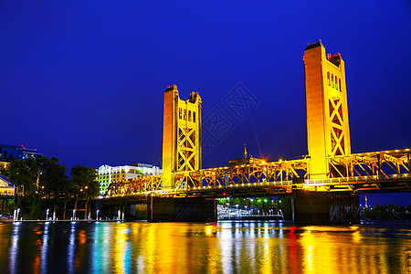 萨克拉门托的金色盖子吊桥地标运输金子天空城市铆钉反射黄色首都建筑学图片
