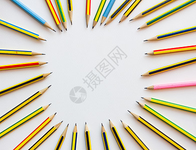 白纸上的彩色铅笔 从上方查看记事本学生蜡笔桌子笔记商业办公室学校写作床单图片