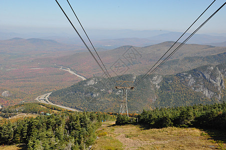 从新罕布什尔白山国家森林的坎农山空中铁道上 可见瀑布颜色电缆天际电车旅游高度有轨电车缆车公园季节国家图片