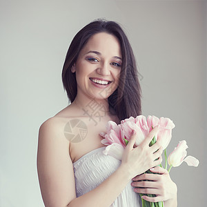 有郁金香的女人花朵花束女性冒充粉色尺码女孩青年背景图片