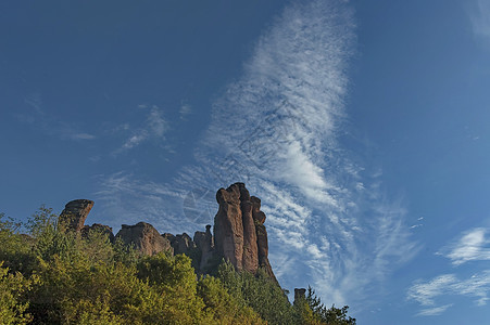 贝洛格拉奇克地区岩层形成旅行阳光群石游客天空树木岩石图片