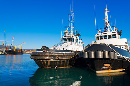 两艘拖船和集装箱船货轮交通码头船厂起重机物流汽艇海港货物船运图片