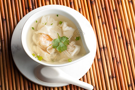 泰国虾圆珠汤烹饪竹子对虾蔬菜食物海鲜饮食勺子桌子美味图片