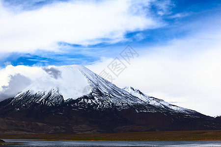 智利北部帕里纳科塔火山和Chungara湖风景国家拉丁边界山脉公园高原旅行图片