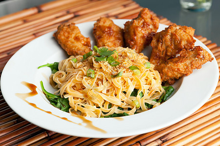 配面和菠菜的鸡翼烹饪水牛家禽美食面条香料小吃食品翅膀午餐图片