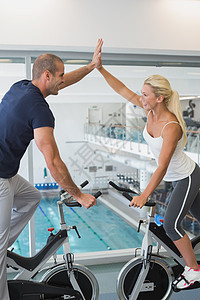 两人在健身房运动自行车工作时跳高5次图片