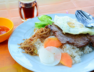 越南传统食物(Com Tam) 用炒猪排和鸡蛋煮饭图片