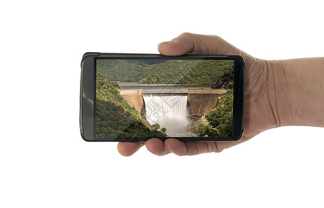 女性手与移动电话瀑瀑水爬坡乡村编队手机绿色风景天空植物群岩石全景图片