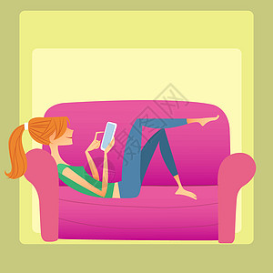 女孩躺在沙发上 读智能手机图片