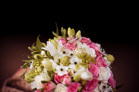 新娘花束上两个结婚戒指花瓣已婚传统派对玫瑰婚姻礼物橙子订婚纪念日图片