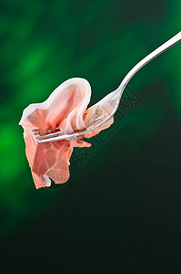 Raw ham 原生食物红色满嘴熏制小吃火腿起动机粉色绿色营养图片