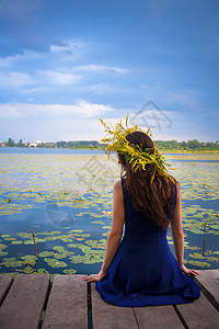 在湖边的女孩 头上戴着花圈太阳树木荷花码头孩子农村头发国家花朵旅行图片