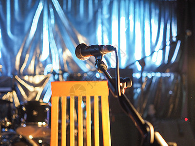Mic在舞台上窗帘艺术焦点麦克风背景仪器岩石音乐会选择性演出图片