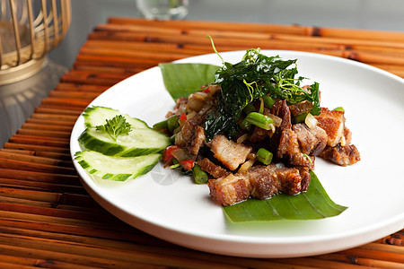 泰国脆猪肉饭盘子面条软垫猪肉食物烹饪午餐辣椒美食蔬菜图片