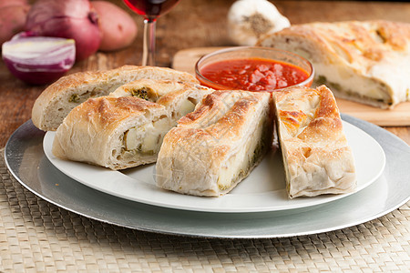 Stromboli 挂载面包脆皮美食拼盘小吃蔬菜午餐餐巾盘子晚餐香肠图片