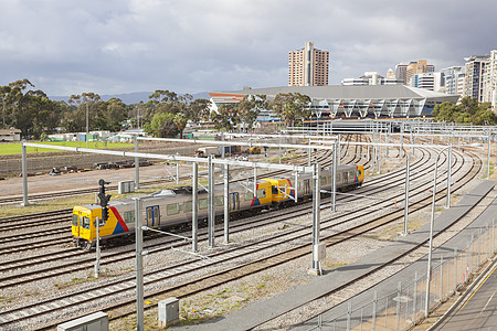 接近火车站的火车列车场景角落运输车站陆地水平交通工具铁轨曲线城市图片