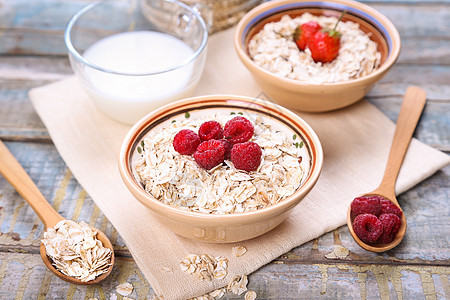 Oat 薄片覆盆子牛奶健康早餐勺子杯子黄色食物谷物白色图片