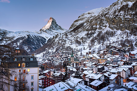 Zermatt 山谷和的空中观察 瑞士黎明首脑景观假期蓝色村庄滑雪顶峰高山天际城市图片