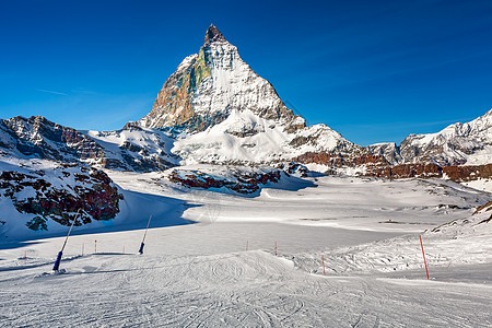 鹿和人瑞士Zermatt的和Myorhorn峰高度天空旅游滑雪者地标冰川闲暇旅行运输首脑背景