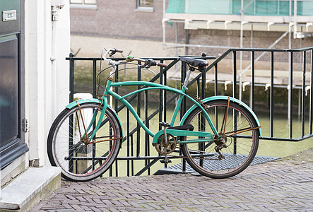 使用绿色自行车的房屋和运河图片