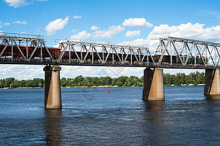 基辅的铁路桥梁横跨第尼佩尔河 配有货运列车轨道车皮货物格子建筑学立交桥车辆码头金属平台图片