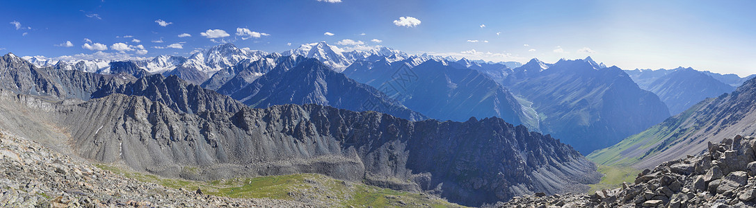 吉尔吉斯斯坦的绿峡谷丘陵全景水平美丽山峰旅行远足风景山脉图片