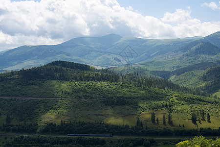 乌克兰喀尔巴阡山的风景与客运列车图片