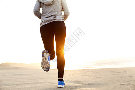 美丽的女人在奔跑女孩慢跑者阳光速度运动海洋训练赛跑者日落运动鞋图片