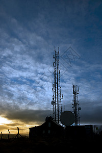 黄昏时 在天月山上发射信号塔图片