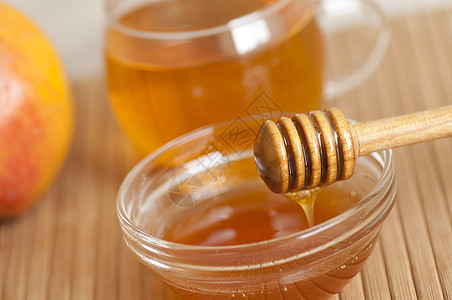 蜂蜜棒蜜蜂绿茶饮食暖光黄色背景图片
