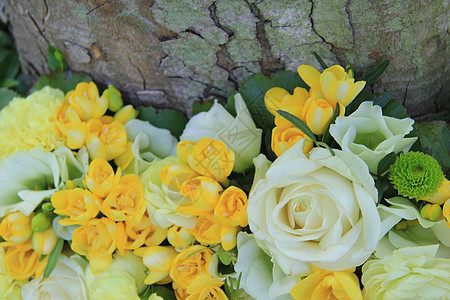 黄白花和白色花纹安排植物学花瓣花店植物玫瑰花朵绿色植物群花束背景图片