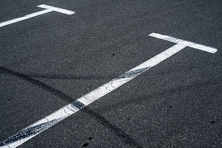 空泊车位的平面材料黑色公园工业小路铺路车轮灰色沥青痕迹图片
