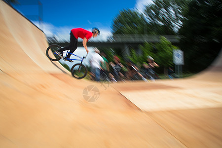 BBX 在斜坡上骑车时用BBX 自行车玩耍诡计青春期高清图片素材