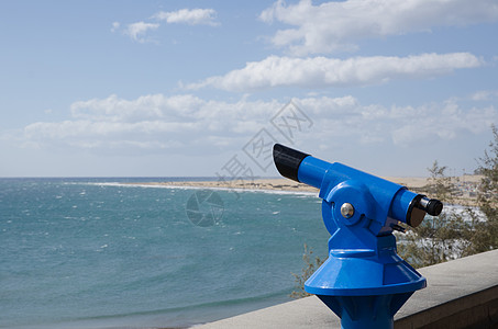 海岸边的望远镜图片
