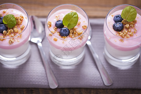 美味甜点 水果和薄片乳清酸奶饮食玻璃奶制品美食牛奶食物营养杯子图片