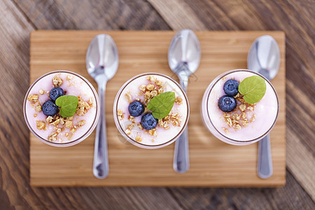 美味甜点 水果和薄片玻璃杯子饮食酸奶牛奶乳清美食食物早餐营养图片
