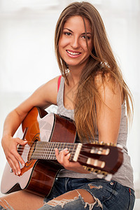 弹吉他年轻的年轻美女青少年头发黑发音乐爱好吉他手乐趣学生女孩乐器图片