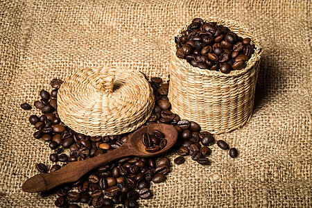 新鲜和生物芳香咖啡豆 勺子和罐木头棕色种子休息活力早餐豆子食物黑色烘烤图片