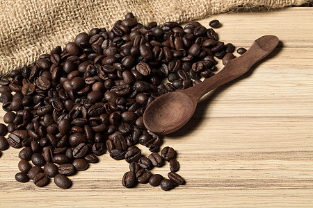 新鲜和生物芳香咖啡豆和勺子研磨黑色木头咖啡豆子休息饮料食物酿造种子图片