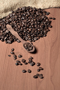 新鲜和生物芳香咖啡豆和勺子早餐咖啡木头休息食物豆子棕色种子饮料酿造图片