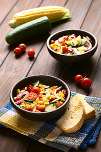 新鲜蔬菜沙拉面包纺织品玉米小吃乡村木头红色厨房织物黄瓜图片