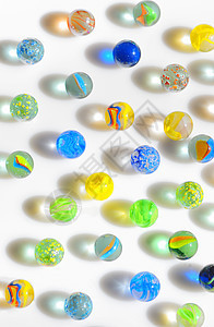色彩多彩的 Marbles圆圈大理石气泡蓝色球体操场乐趣玻璃宏观青年图片